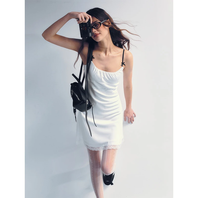 IAMCPLUS 复古甜心 辣妹蕾丝花边定制logo烫钻缎面显瘦吊带连衣裙