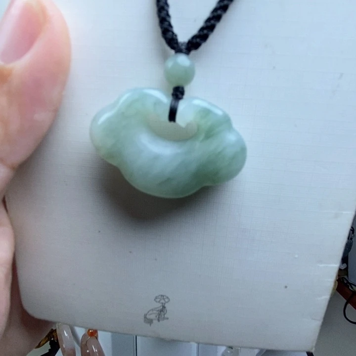 秀***姐石英质玉未镶嵌颈饰