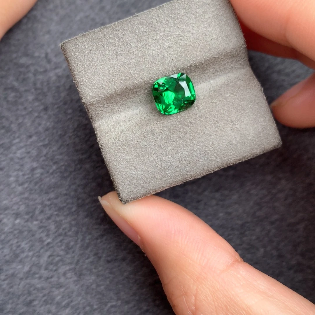 未镶嵌2.1ct卡扎尼绿石榴石（沙弗莱）