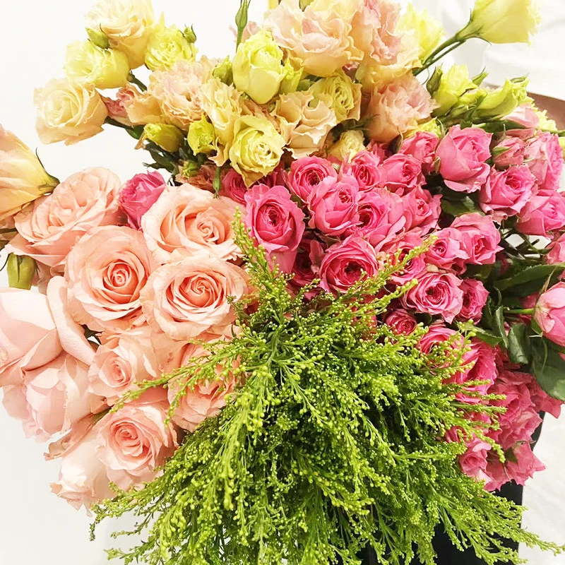 戴安娜10枝+苏菲宝贝5枝+折射5枝+洋桔梗1扎+黄莺草1扎