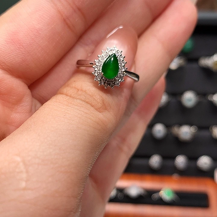 翡翠18K金镶嵌颈饰戒指