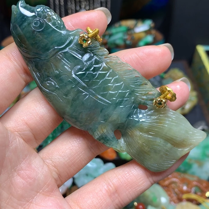 翡翠未镶嵌颈饰鱼