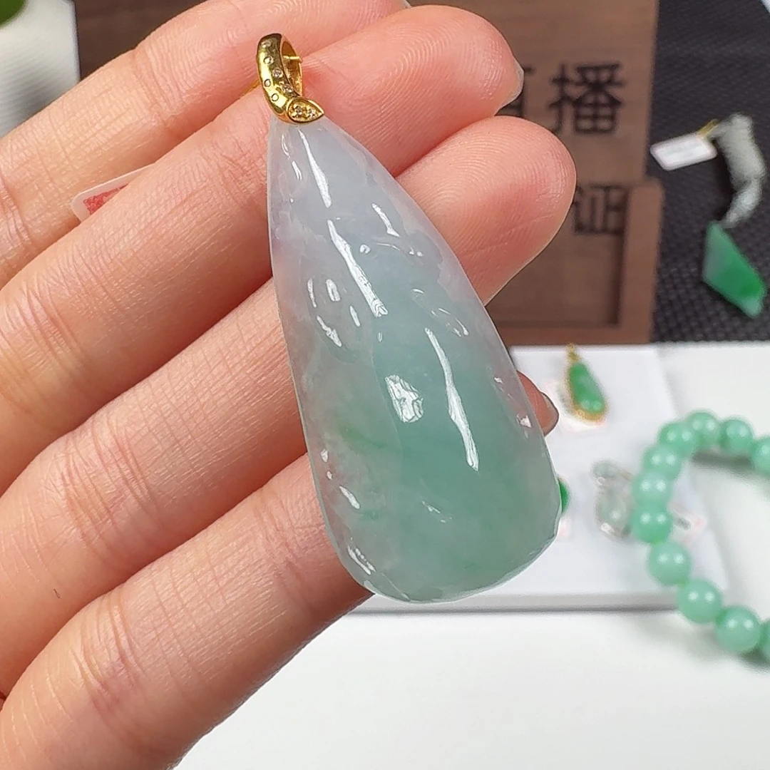 翡翠18K金镶嵌颈饰