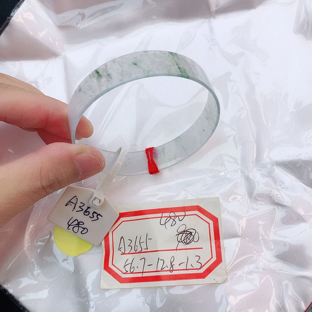 翡翠手镯未镶嵌翡翠