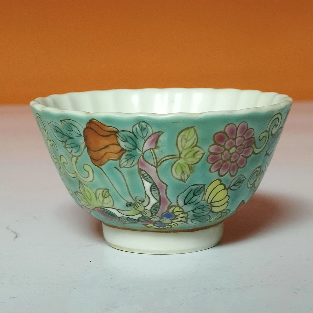 清同治 绿地粉彩花蝶纹杯