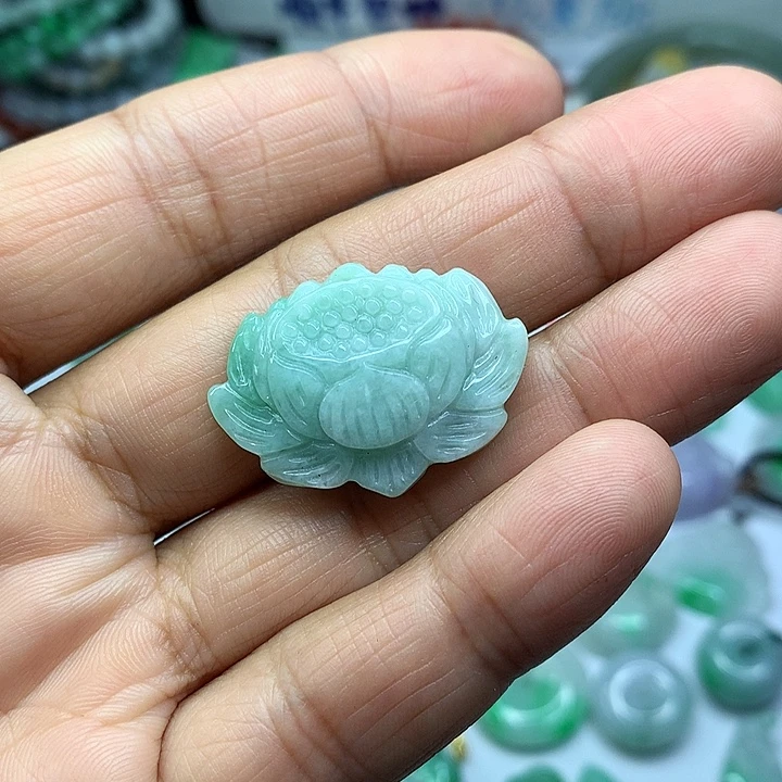 翡翠未镶嵌吊坠(赠链)