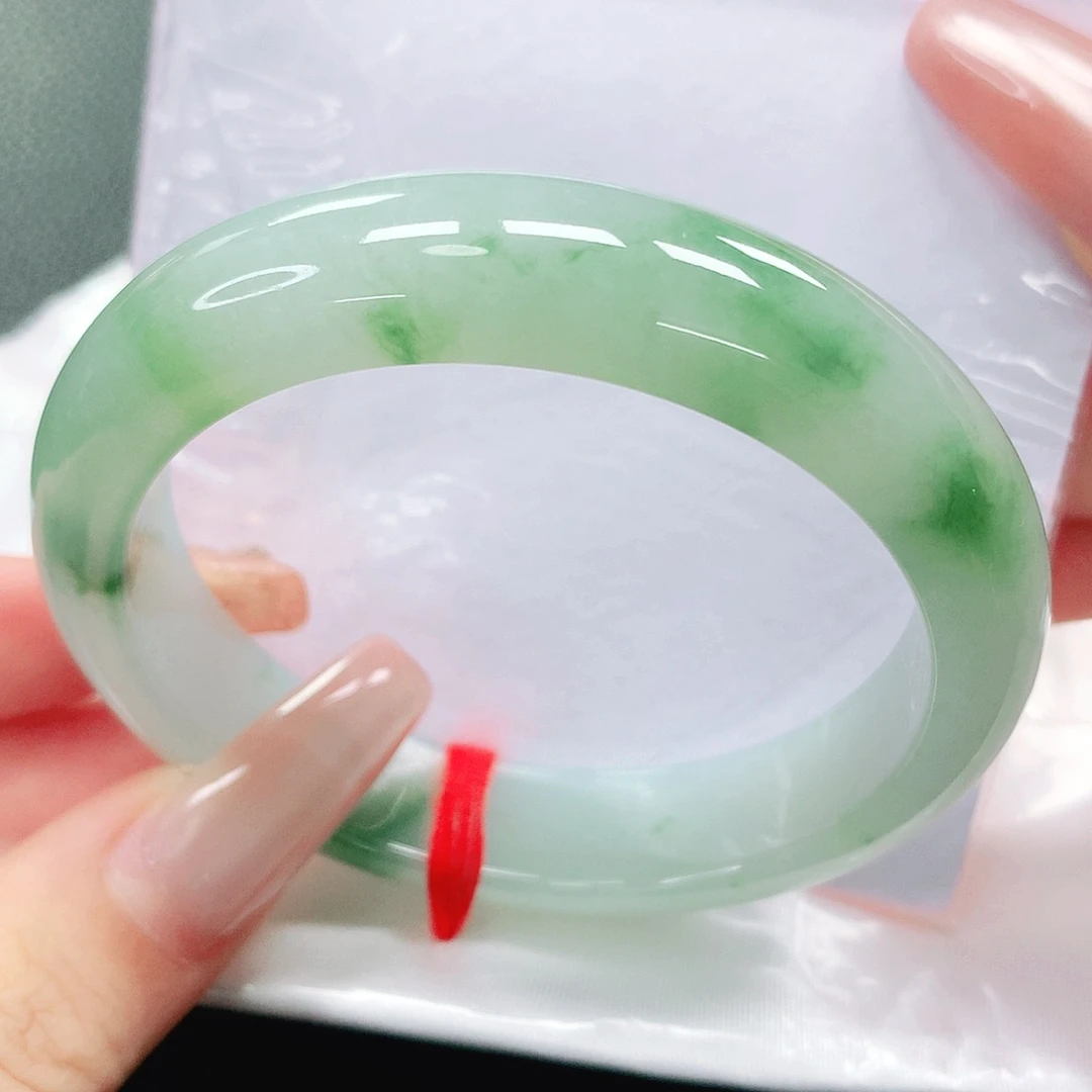 翡翠手镯未镶嵌54圈