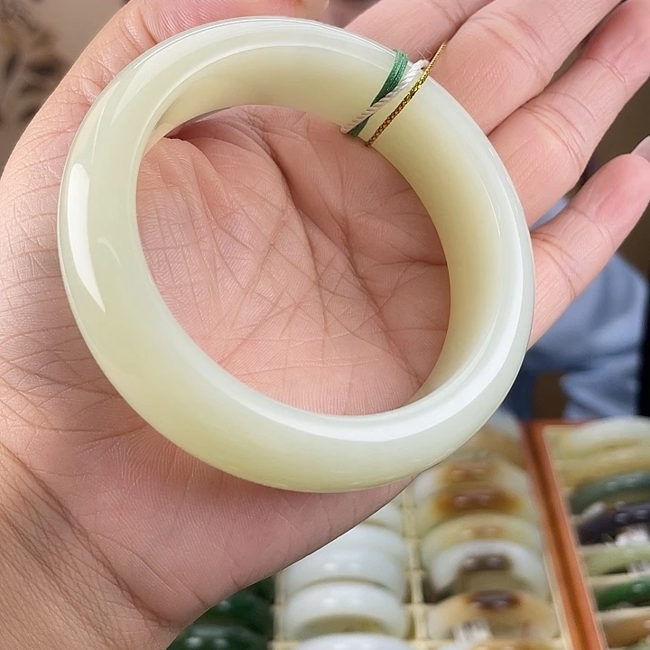 晴***@和田玉手镯未镶嵌