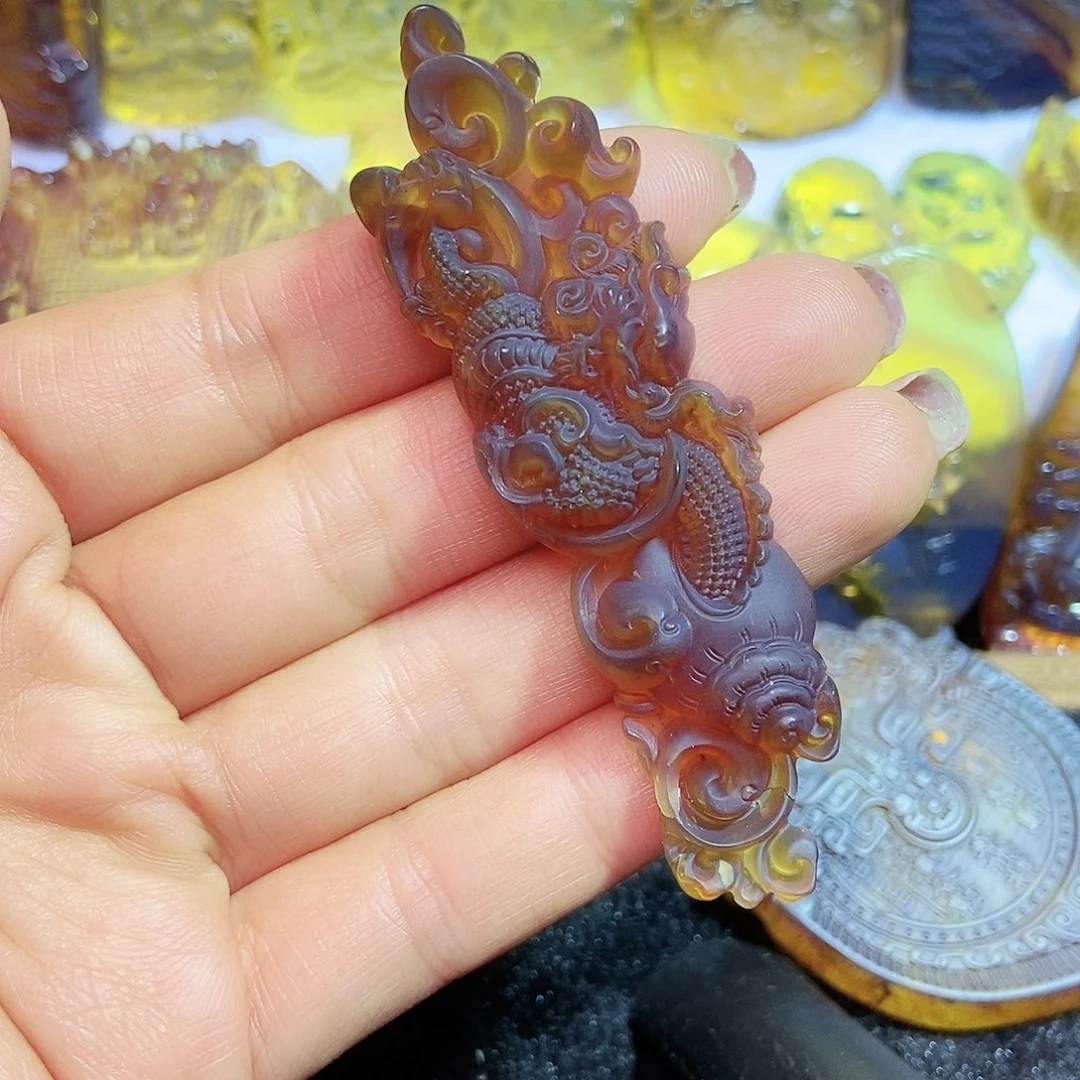 琥珀颈饰未镶嵌龙牌