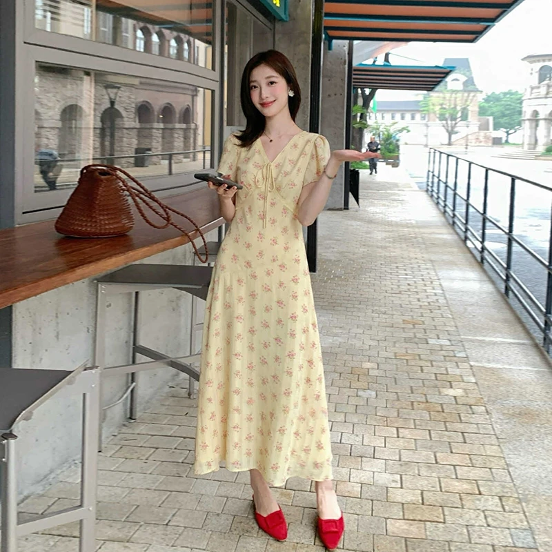 夏季温柔风连衣裙法式小v领碎花短袖大码收腰a字奶油黄度假连衣裙