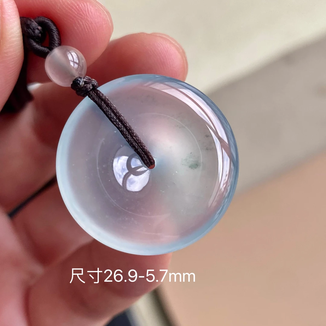 翡翠颈饰高冰种水天空蓝冰透纯净胶润感十足颜色清新翡翠平安扣