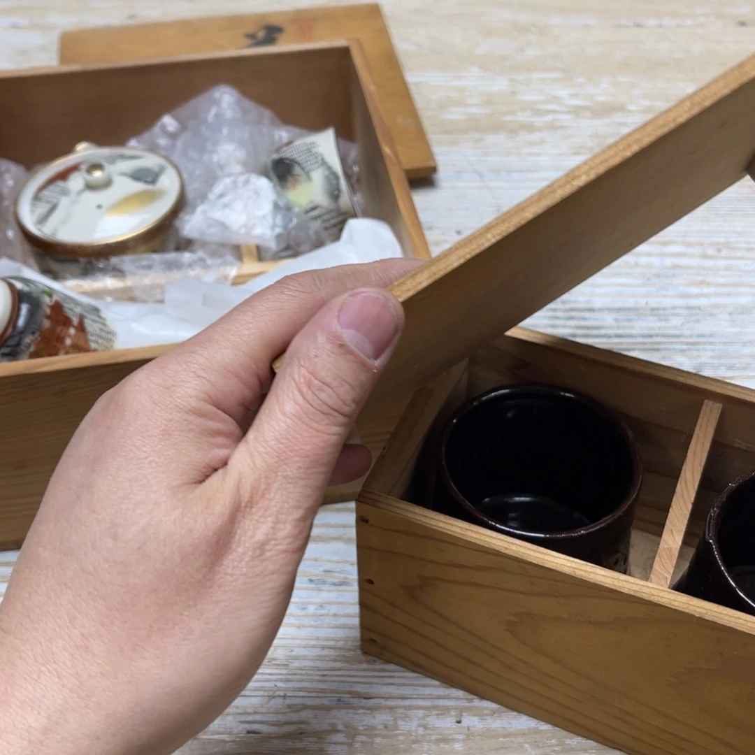 瓷片?***?密密麻麻地排列着一个