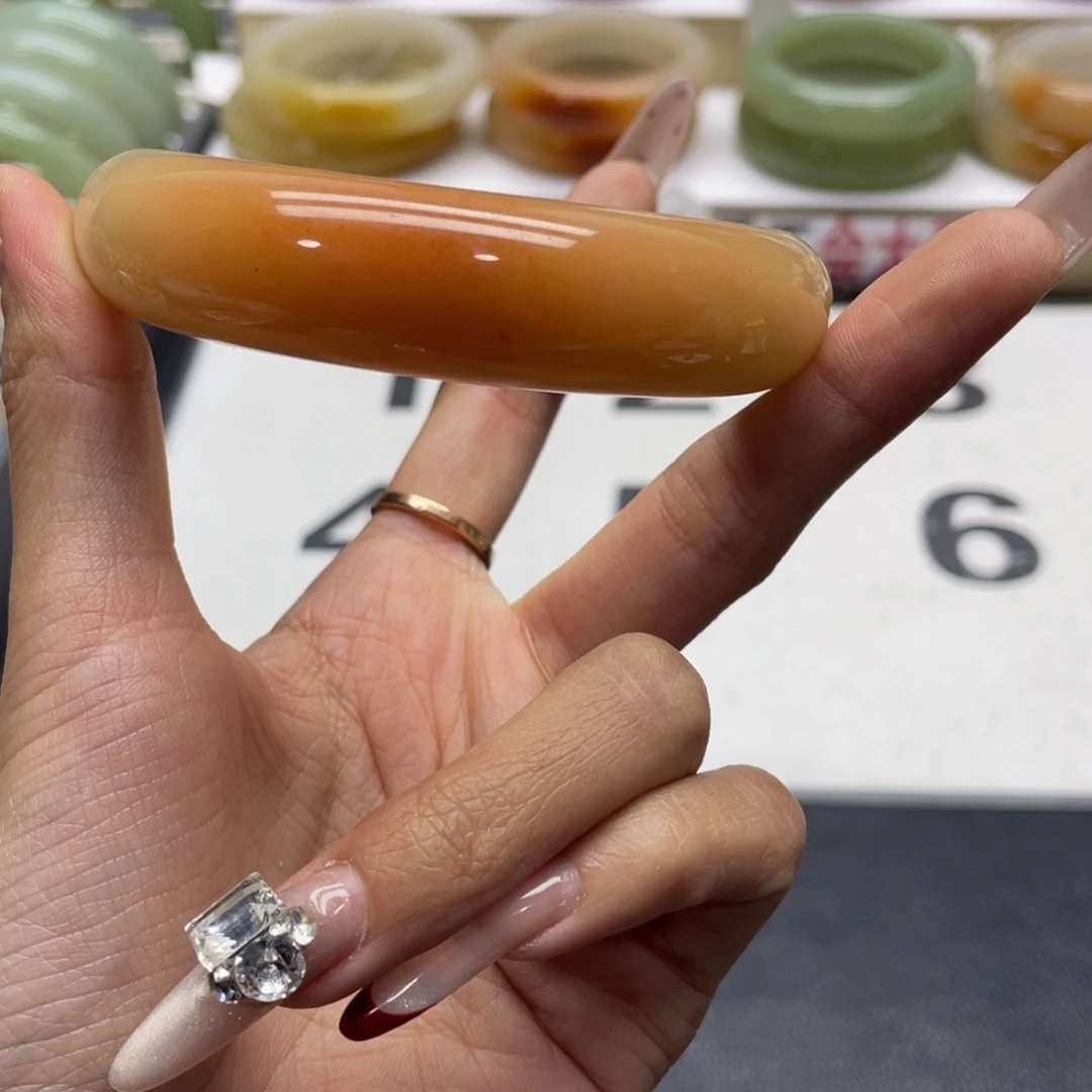 石英质玉手镯未镶嵌;**笑