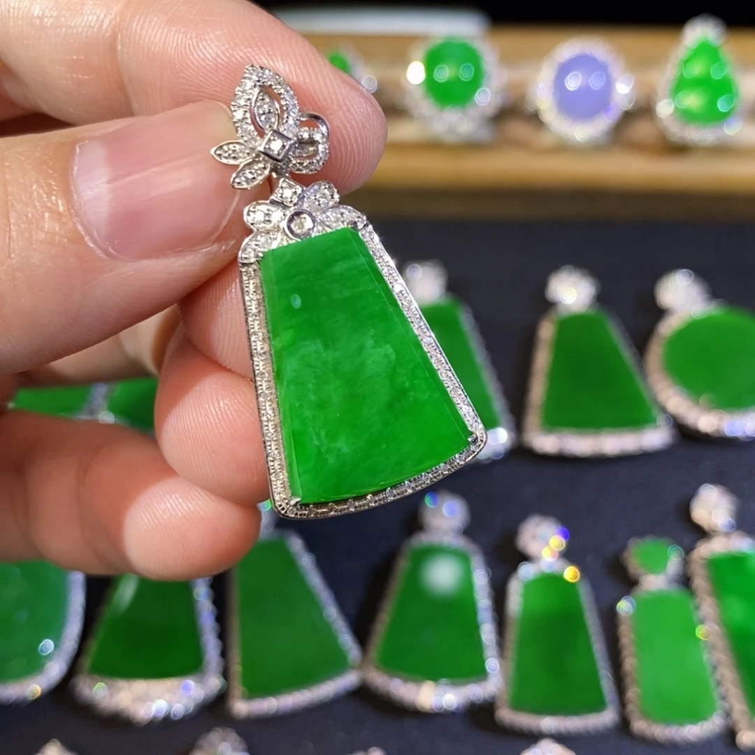 翡翠18K金镶嵌颈饰