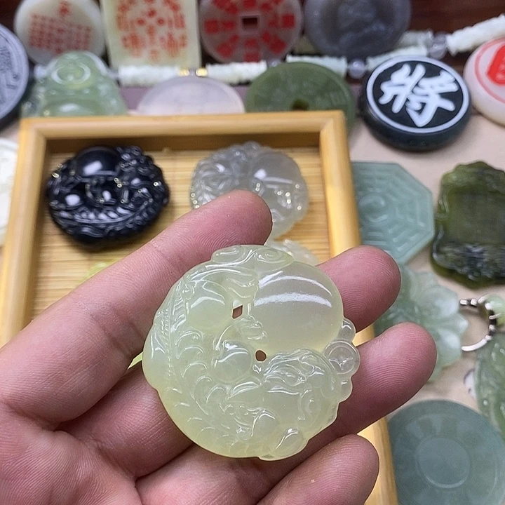 鑫****蛇纹石玉合金颈饰