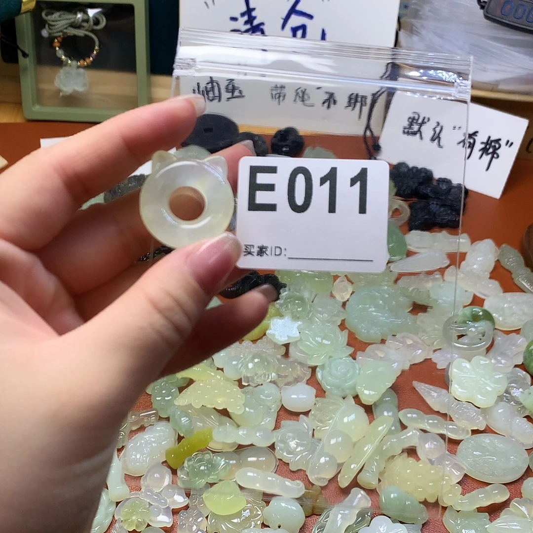 蛇纹石玉颈饰合金