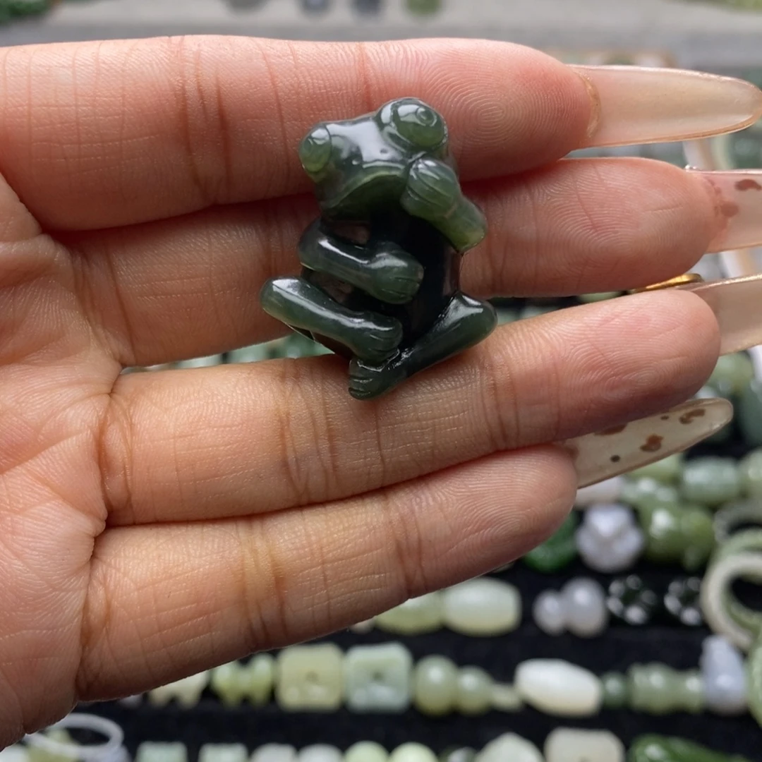 逍***遥和田玉未镶嵌颈饰特殊孔不退不换