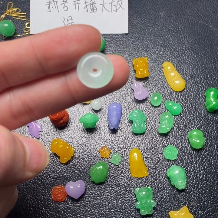 @***方翡翠未镶嵌颈饰挂件