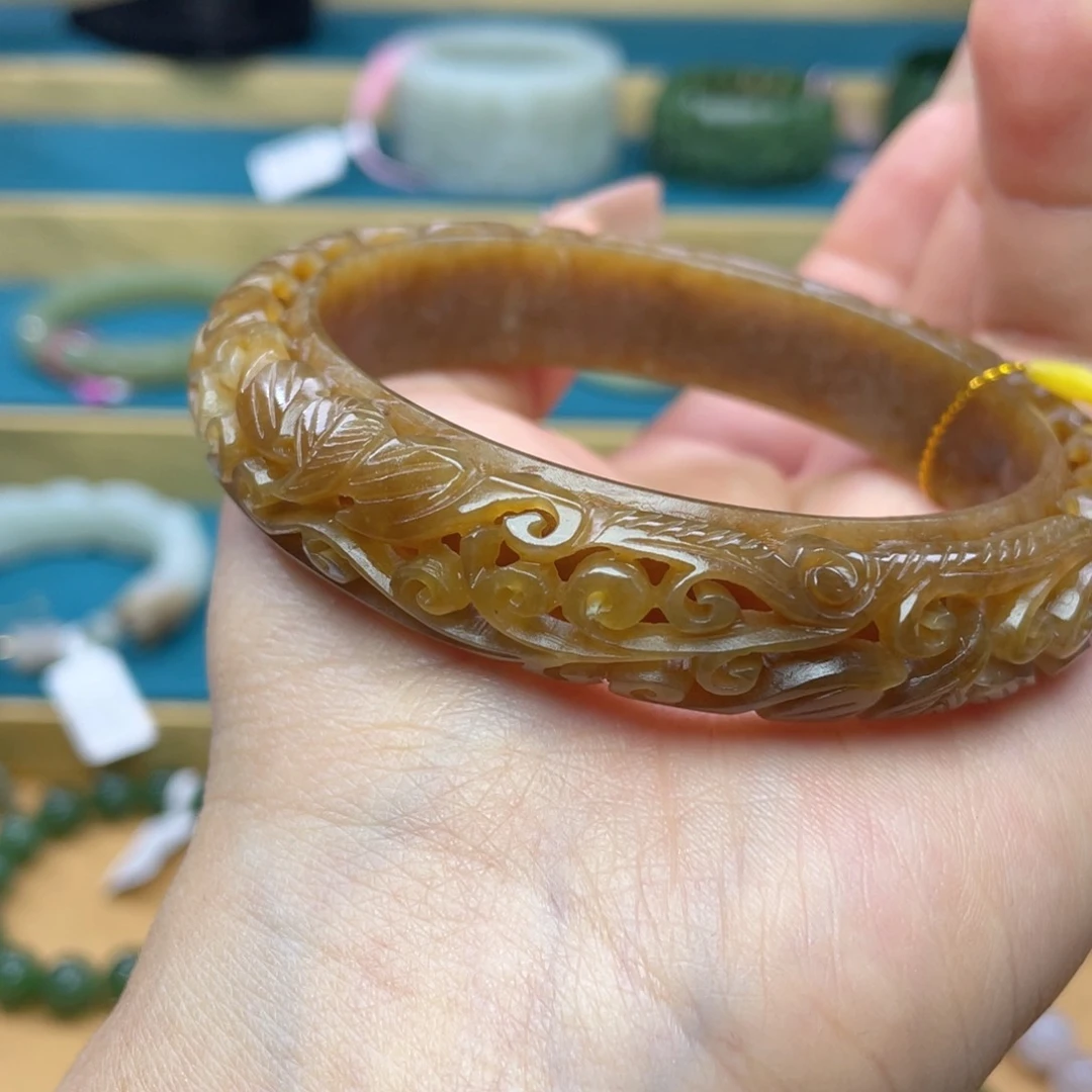 和田玉手镯63+圈口。编号18未镶嵌
