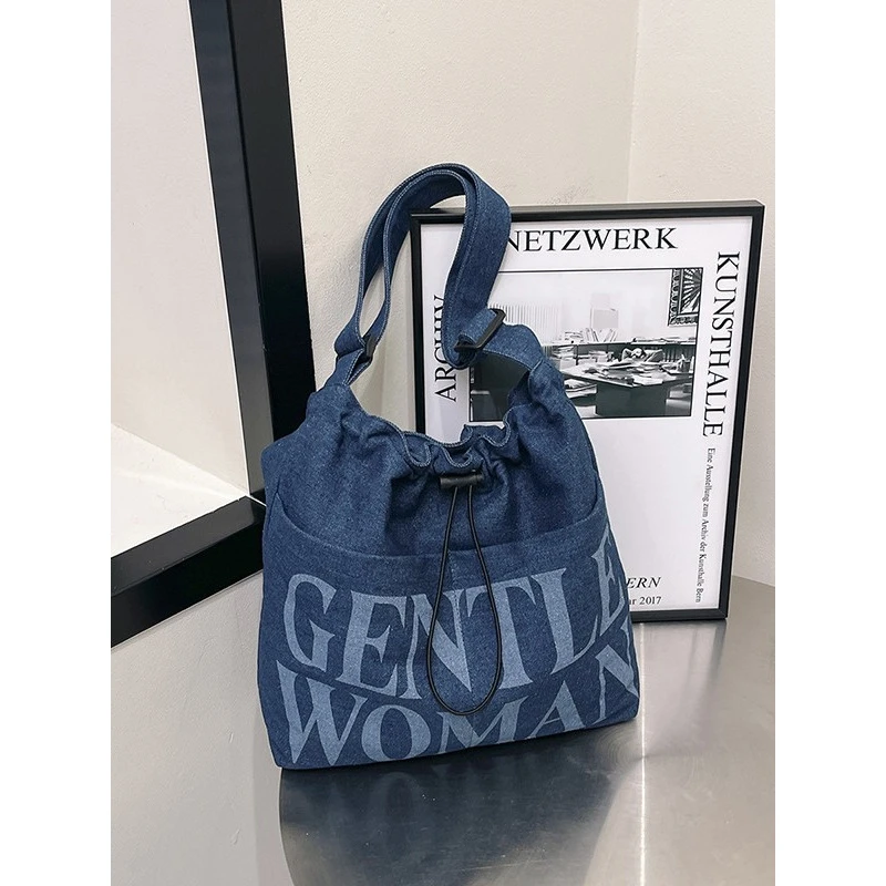 GentleWoman百搭小众褶皱水桶包包牛仔新款通勤休闲斜跨单肩包