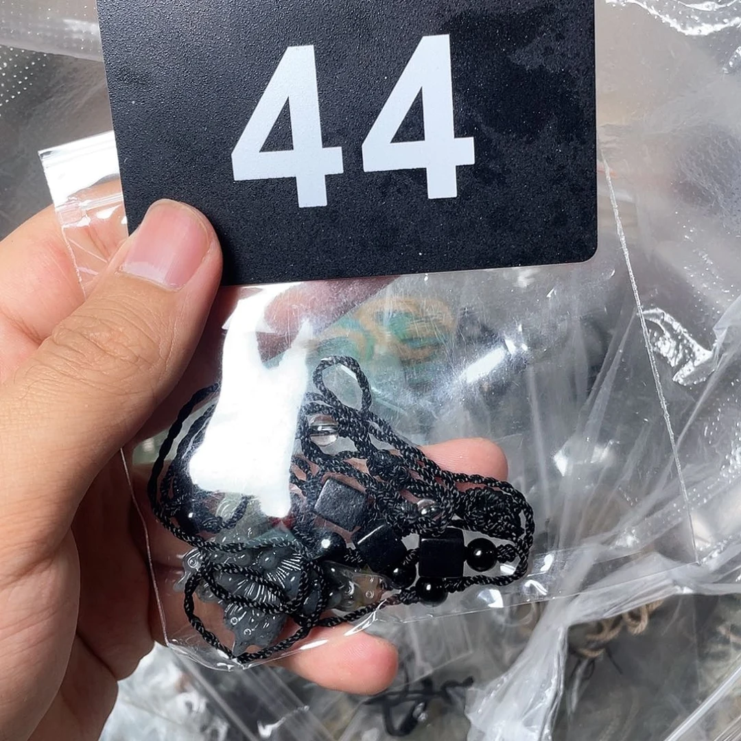 蛇纹石玉颈饰合金希***?