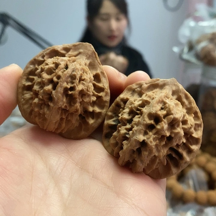 文玩核桃把件42.5红皮乾隆纹