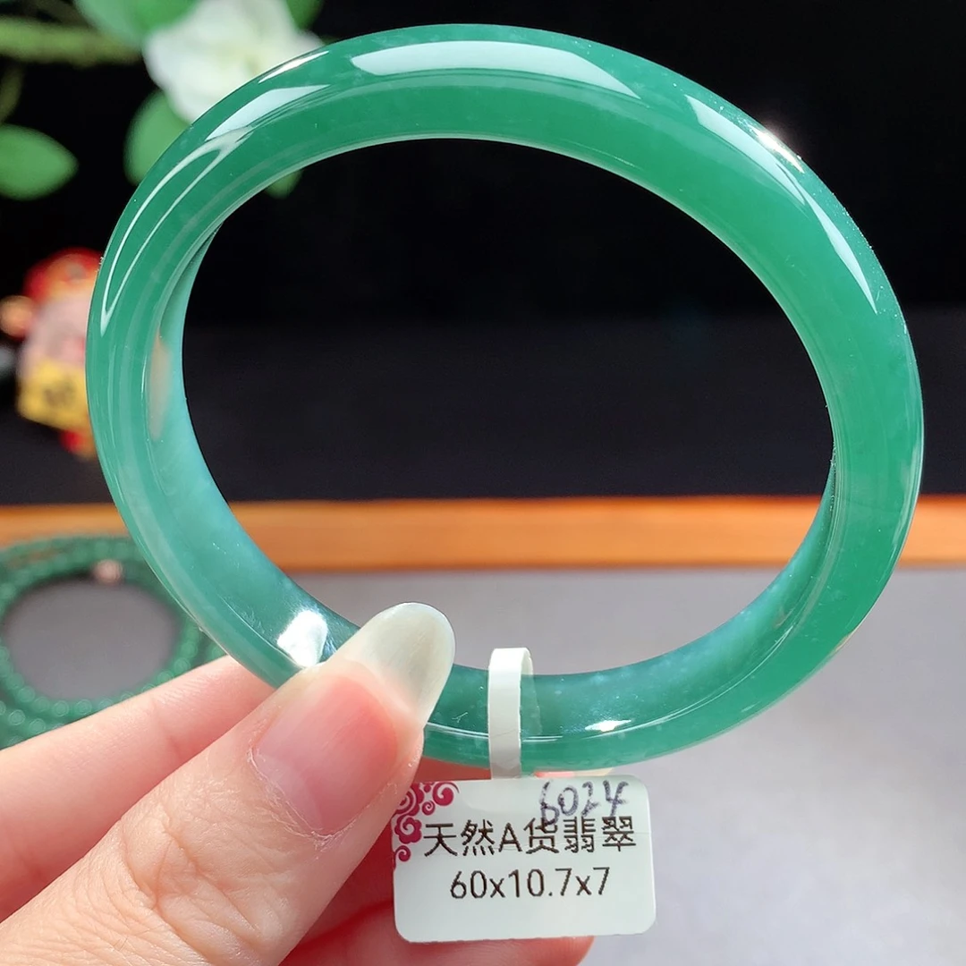 未镶嵌手镯（圆镯）翡翠