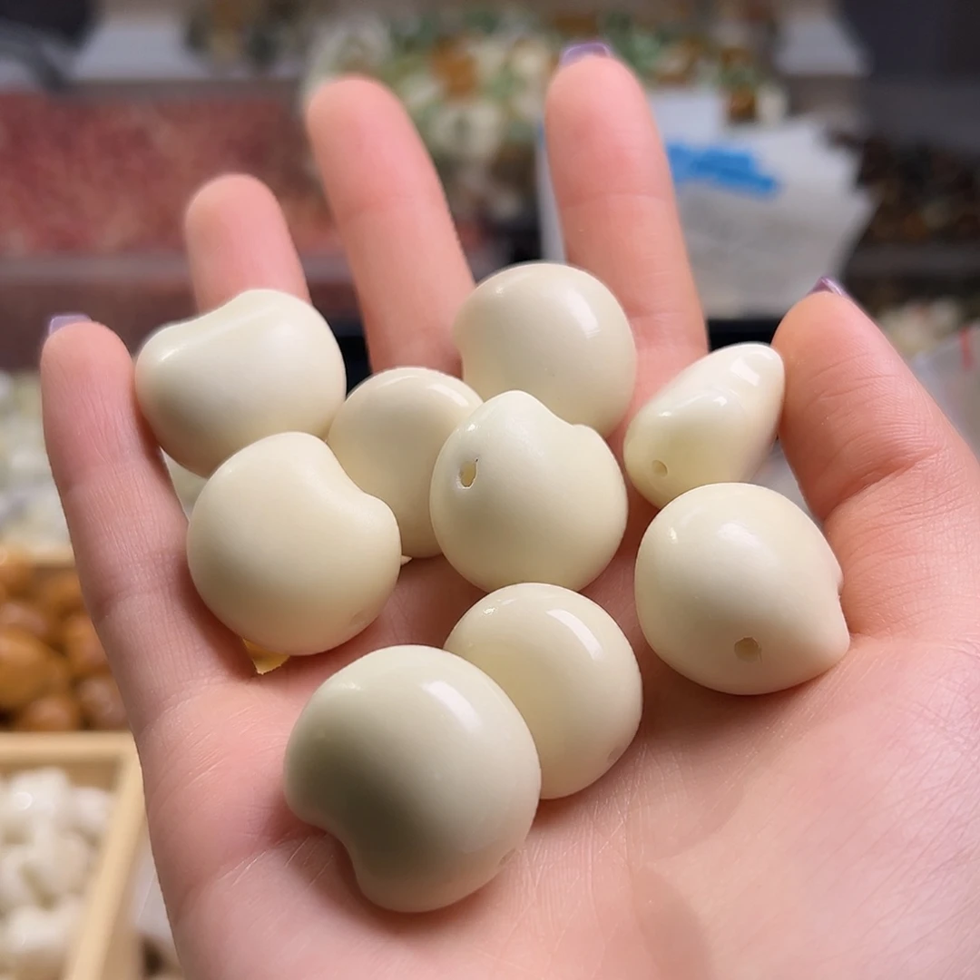 菩提根/象牙果吊坠月亮两颗有裂瑕疵