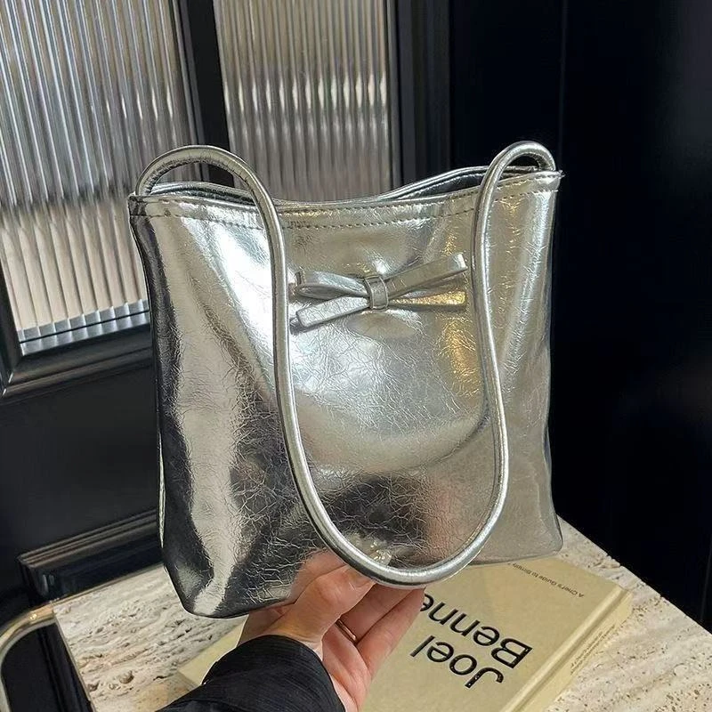 银色包包女2024新款夏季复古单肩腋下包高级感小众婚包结婚水桶包