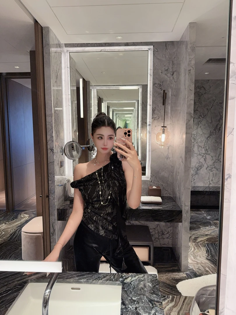 DOUWU【朵朵女神】黑色印花肩花朵斜肩露肩一字肩上衣 SY13286