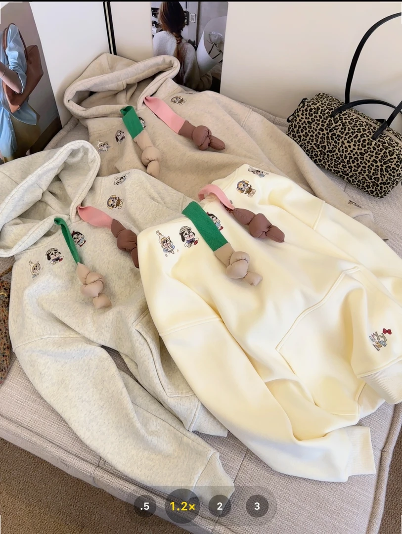 0229【冬季新款】领口刺绣小哭娃彩色大帽绳卡通连帽卫衣（6088）