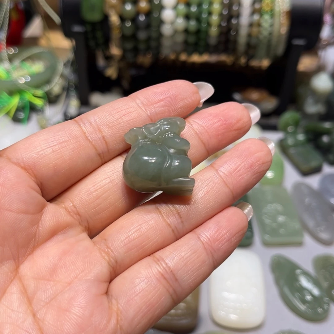 细***物颈饰未镶嵌和田玉
