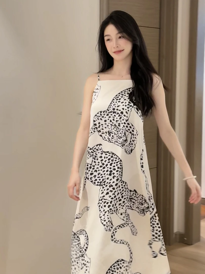 〈雪豹可可〉度假风豹纹印花吊带睡裙修身秀气设计