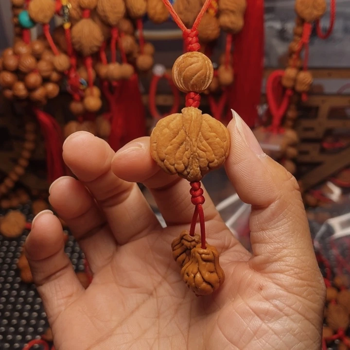 木质类龙纹桃枭挂件