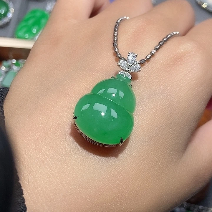 颈饰18K金镶嵌翡翠不含项链