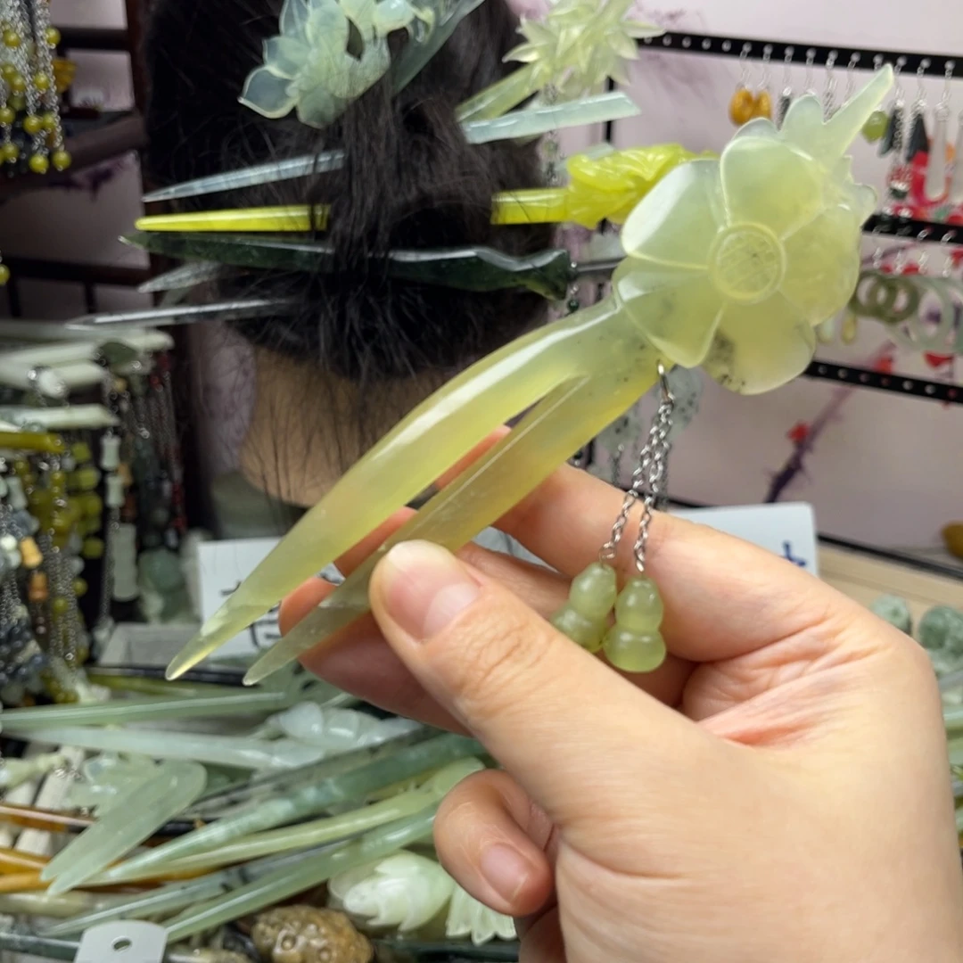 岫玉未镶嵌发饰长度15厘米左右，瑕疵款