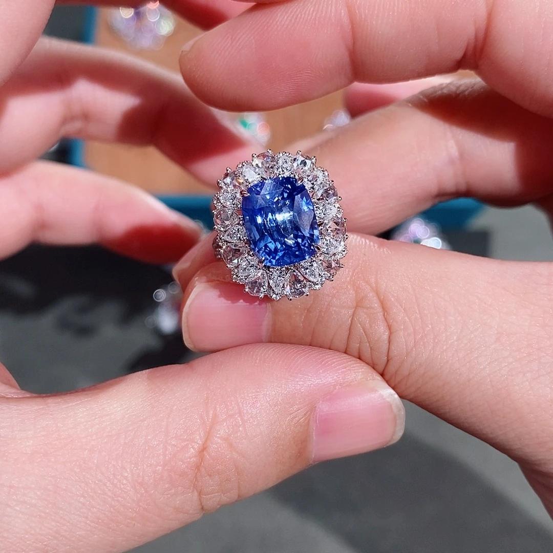 18K金镶嵌戒指蓝宝石吉尔德无烧矢车菊6.16ct