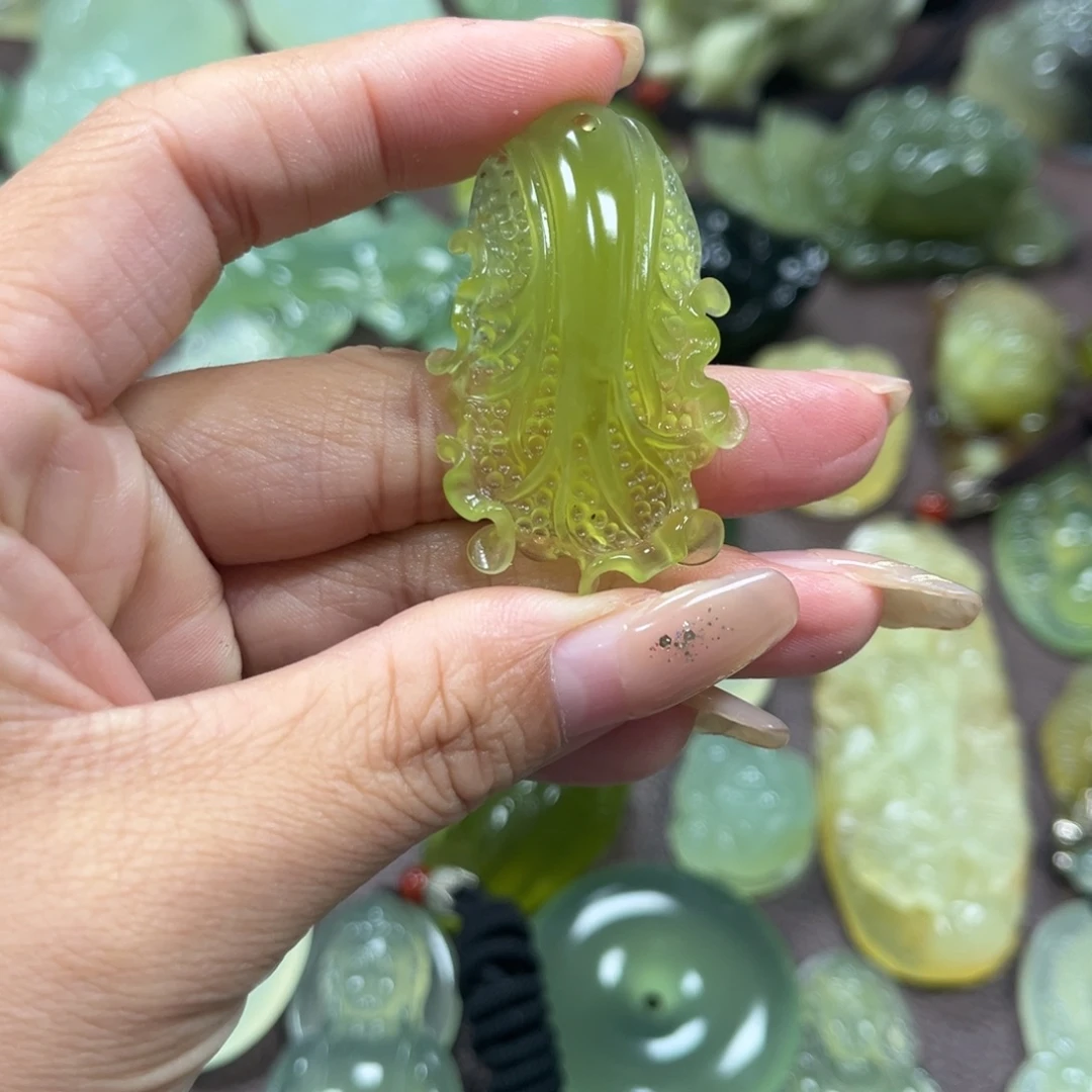 蛇纹石玉未镶嵌颈饰