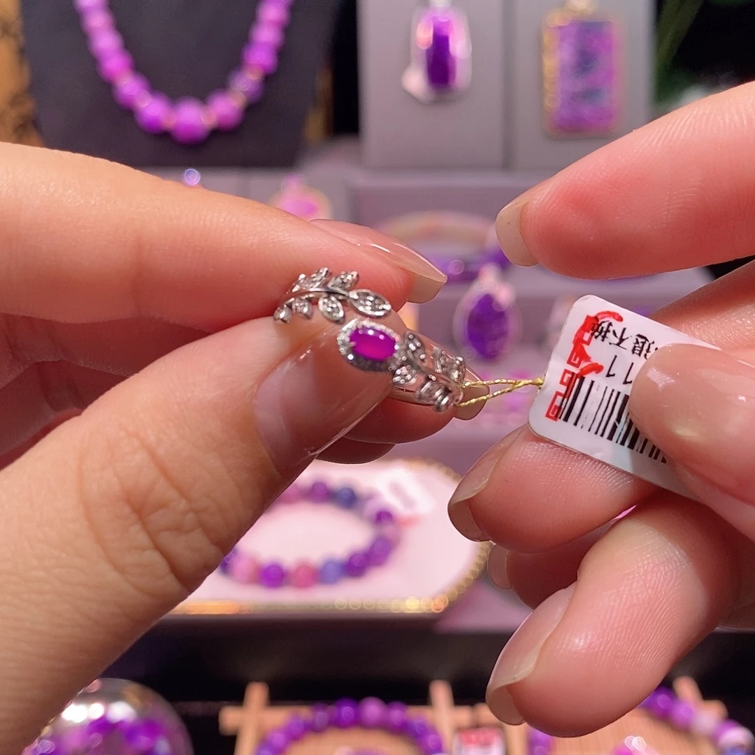 18K金镶嵌苏纪石（舒俱来）戒指