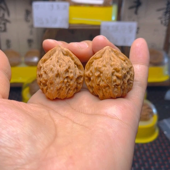 文玩核桃吊坠红豆