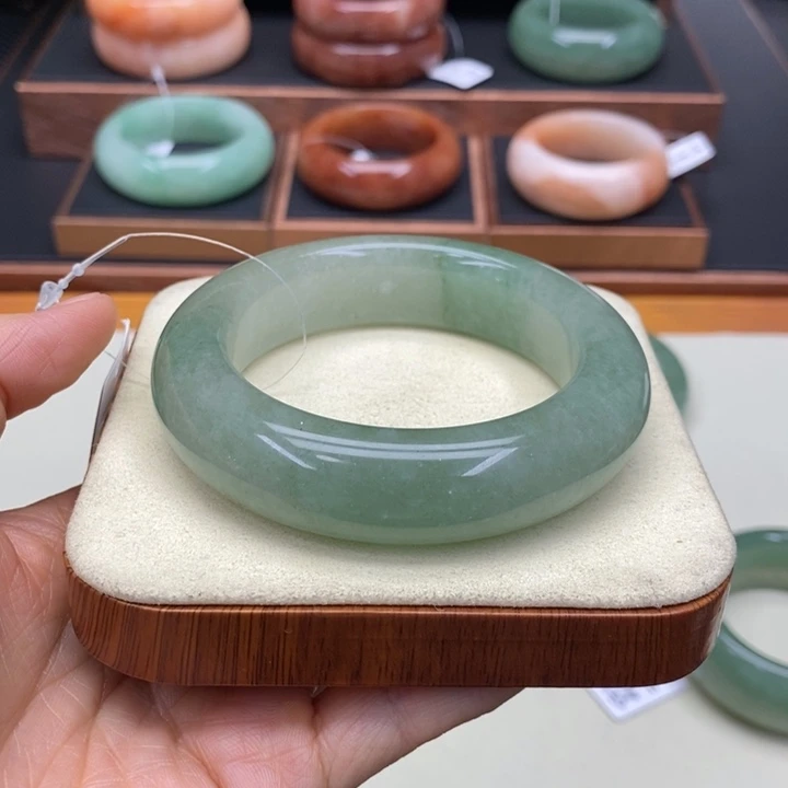 未镶嵌手镯石英质玉