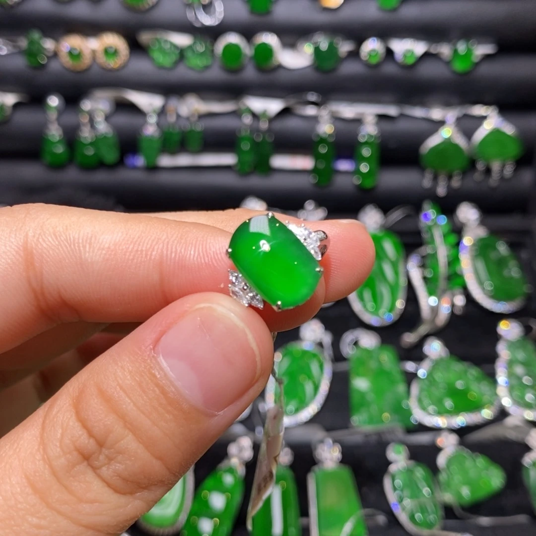 18K金镶嵌戒指翡翠天然翡翠