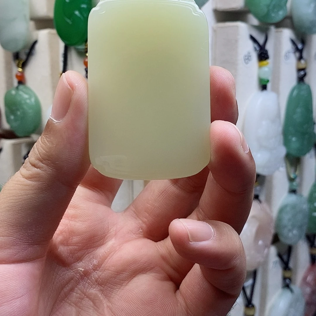 颈饰未镶嵌石英质玉