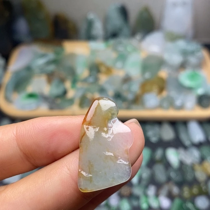 翡翠未镶嵌颈饰随形