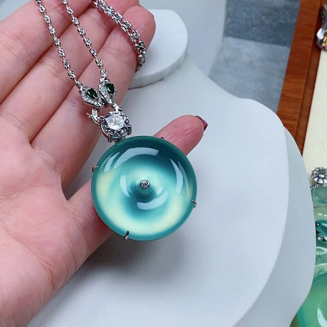 银S925镶嵌蛇纹石玉吊坠是**耶