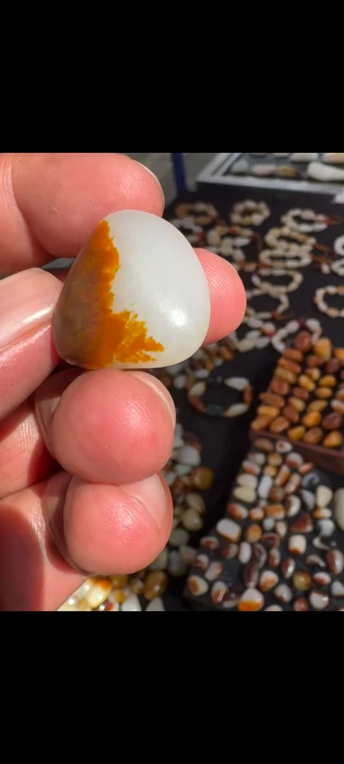 新疆和田玉 红皮白肉 温润细腻 光泽度优