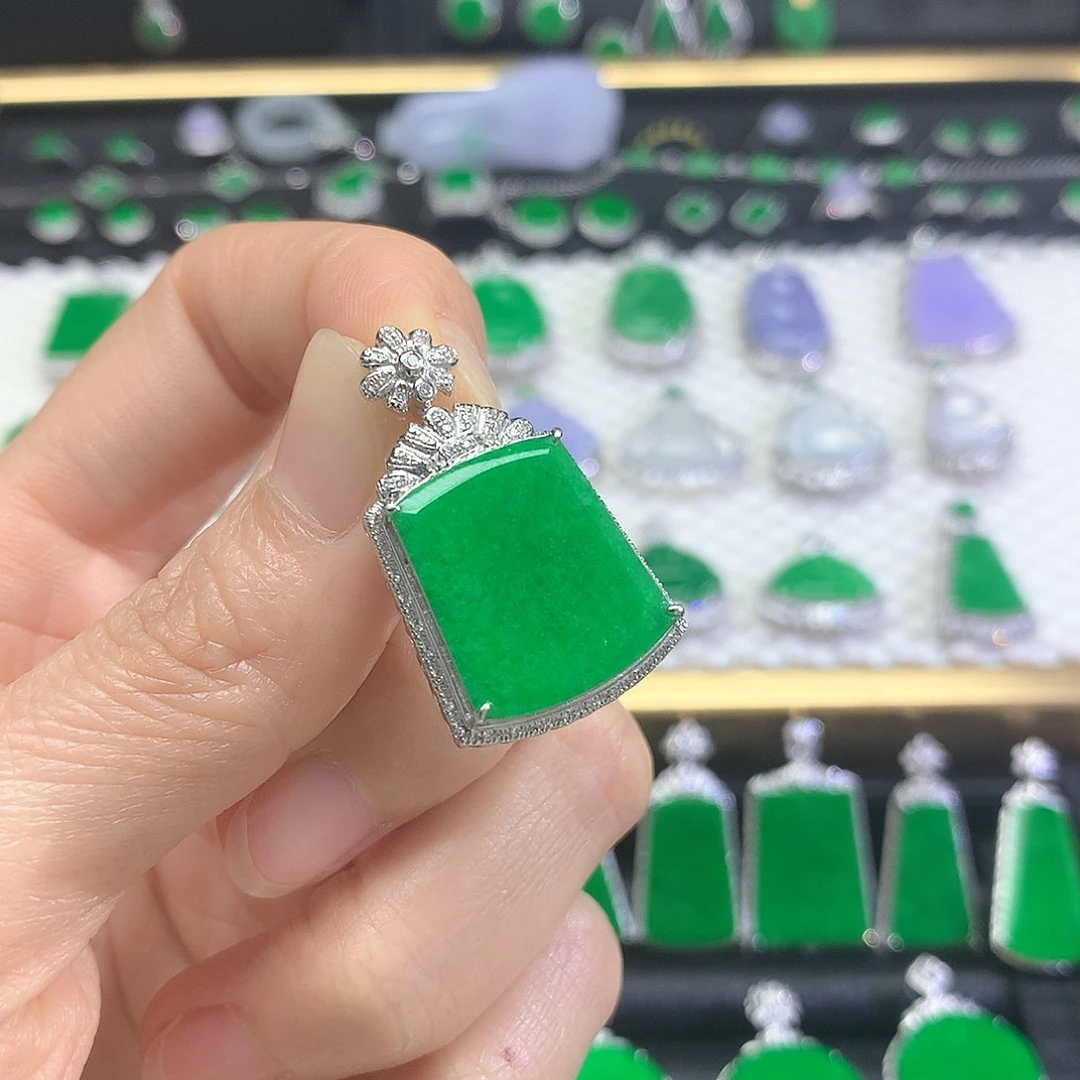 颈饰18K金镶嵌翡翠吊坠