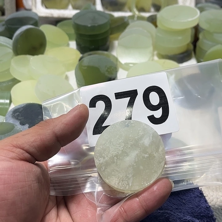 绿***心蛇纹石玉未镶嵌珠宝半成品