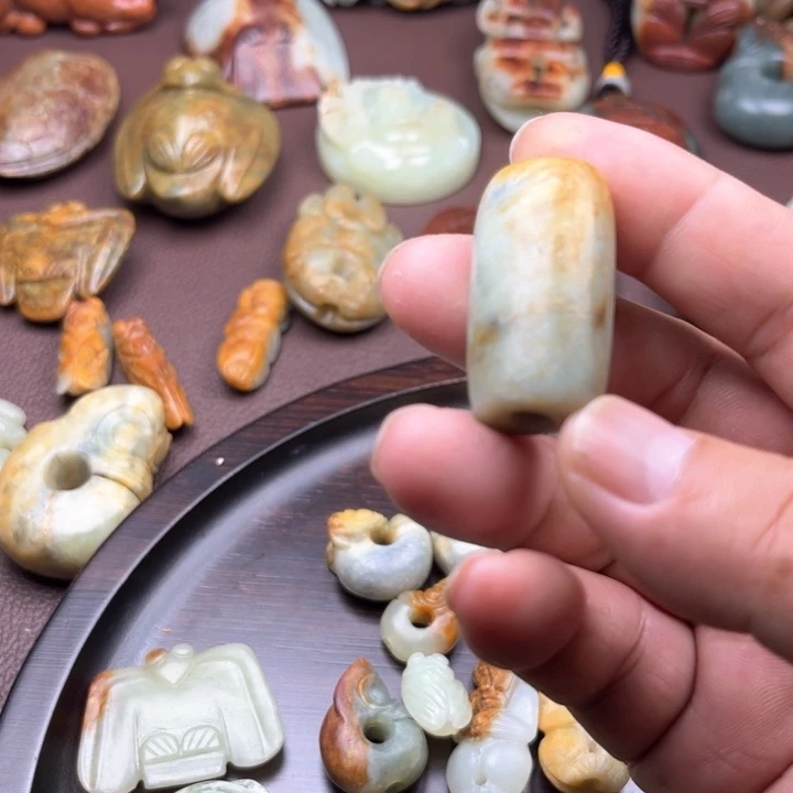 颈饰未镶嵌岫岩河磨玉（透闪石质玉）