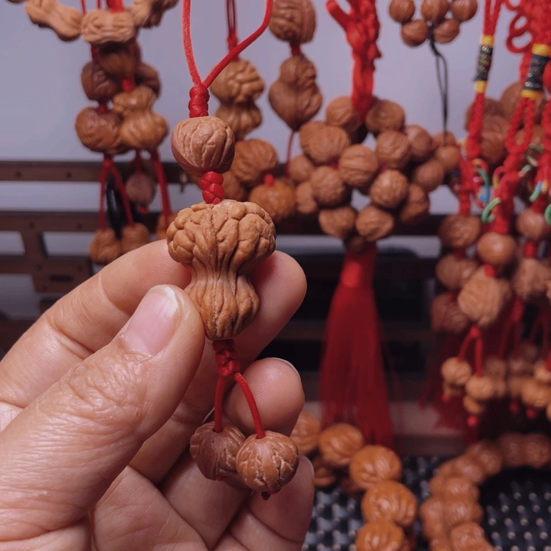 木质类龙纹桃枭挂件